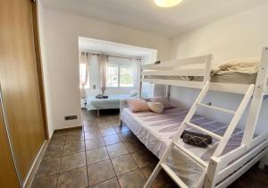 A bed or beds in a room at DUPLEX NOSY BE vue sur mer avec solarium et jacuzzi