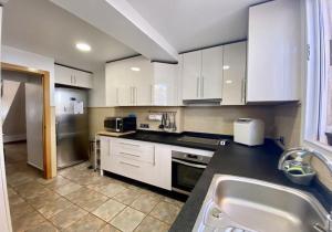 A kitchen or kitchenette at DUPLEX NOSY BE vue sur mer avec solarium et jacuzzi