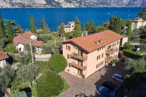 uma vista aérea de uma casa com um lago em Casa Milani Malcesine apt 4 em Malcesine