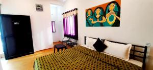 um quarto com uma cama e um quadro na parede em Ranthambhore Tiger Valley em Sawai Madhopur