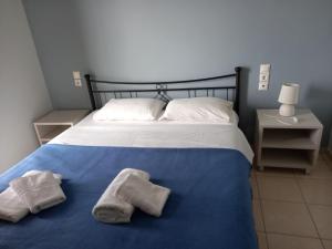 En eller flere senger på et rom på Hotel Prinos