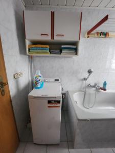 uma casa de banho com uma banheira, um lavatório e um WC. em In Triebes em Triebes