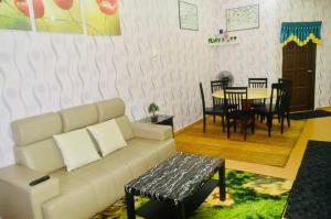 - un salon avec un canapé et une table dans l'établissement Niks Homestay Kok Lanas, à Kampong Kok Lanas
