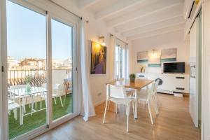 una cucina e una sala da pranzo con tavolo e sedie di Holiday Palma Apartments - TI a Palma de Mallorca Altre 57 foto