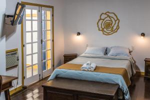 サン・ジョアン・デル・レイにあるPousada Casarãoのベッドルーム1室(大型ベッド1台、タオル付)