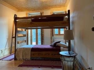 - une chambre avec des lits superposés en bois dans l'établissement Casa do Tio Plácido, à Valezim