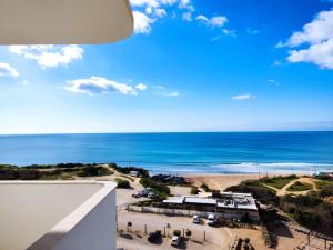 アルマカオ・デ・ペラにある8-2 Torre Sol - Casas & Papéisのビーチの景色を望むバルコニーが備わる客室です。