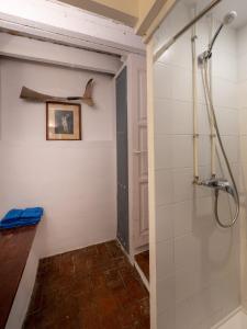 A bathroom at Flateli Sa Tuna Apartment