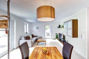 a living room with a table and a couch at Ferienwohnung Am Rehgarten in Ramsen