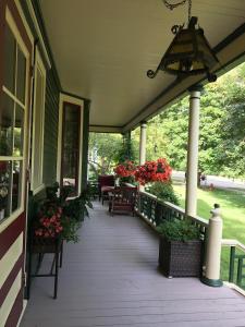 eine Veranda eines Hauses mit Blumen darauf in der Unterkunft Brooksbnb in Sussex