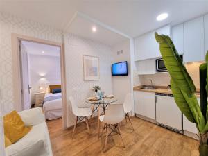 Kuchyň nebo kuchyňský kout v ubytování APARTAMENTOS SAN ANDRES