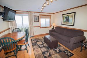 a living room with a couch and a table at ML278 Mountaintop Retreat 2BR 2BA Lift Access Wifi in Snowshoe