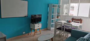 sala de estar con TV y mesa con escritorio en Hermoso departamento 2 ambientes en Microcentro en Buenos Aires
