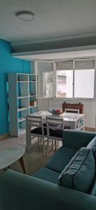 sala de estar con sofá y mesa en Hermoso departamento 2 ambientes en Microcentro en Buenos Aires