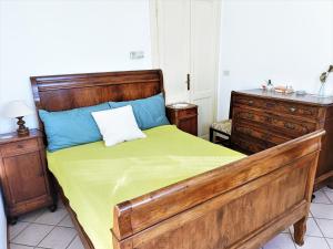 Ένα ή περισσότερα κρεβάτια σε δωμάτιο στο Holiday home in Maccagno con Pino e Veddasca with garden