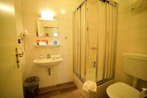 Koupelna v ubytování Hotel Zrenners GARNI