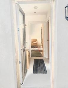 einen Flur mit einer Tür, die in ein Wohnzimmer führt in der Unterkunft The Cart House - Staverton Cheltenham in Cheltenham