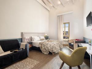 - une chambre avec un lit et un salon dans l'établissement Elia Palatino Hotel, à La Canée