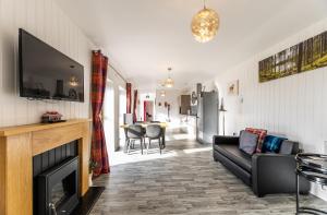 诺丁汉FAIRVIEW FARM Holiday Accommodation 14 Luxury Lodges, Cabins, Dog Friendly, Suitable for Couples, Families and Groups, Wedding Guests , Corporate events, Sleeps 2-65 guests in Ravenshead, Nottingham near Sherwood Forest, set in 88 acres的带沙发和壁炉的客厅