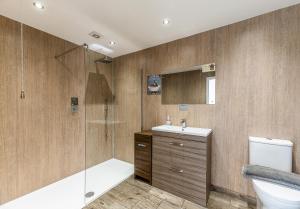 Koupelna v ubytování FAIRVIEW FARM Holiday Accommodation 14 Luxury Lodges, Cabins, Dog Friendly, Suitable for Couples, Families and Groups, Wedding Guests , Corporate events, Sleeps 2-65 guests in Ravenshead, Nottingham near Sherwood Forest, set in 88 acres