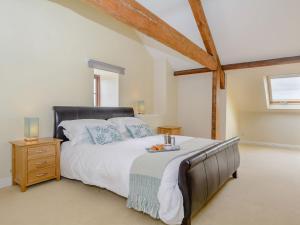 una camera con un grande letto e una finestra di Mulberry Cottage a North Wootton
