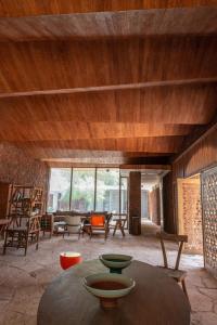 - un salon avec une table et des chaises dans l'établissement Maison Pierres, à Toubab Dialo