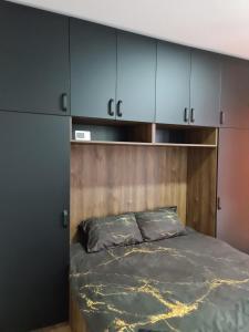 Tempat tidur dalam kamar di Apartmani Gavric Borovi 2