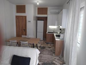 eine Küche und ein Esszimmer mit einem Tisch und Stühlen in der Unterkunft Εirene room in Chalkida