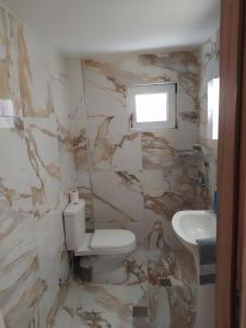 łazienka z toaletą i umywalką w obiekcie Εirene room w Chalkidzie