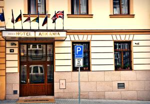 un hotel con bandiere di fronte a un edificio di Hotel Askania a Praga