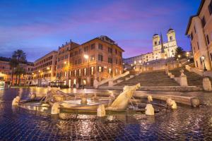 een stadsplein met een fontein en 's nachts trappen bij Casa Mia Guesthouse in Rome