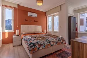 A bed or beds in a room at Melissas Suites Lara Még 37 kép