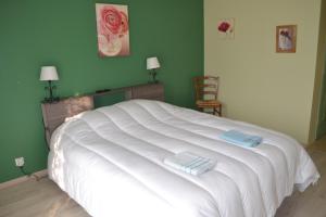 En eller flere senge i et værelse på Maison 3 chambres, 3 SdB, terrasse, piscine, spa