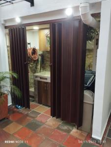 łazienka z przesuwnymi drzwiami w pokoju w obiekcie Casa víctoria w mieście Bello
