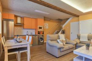 a living room with a couch and a table at Casa Dakar in Valdemaluque