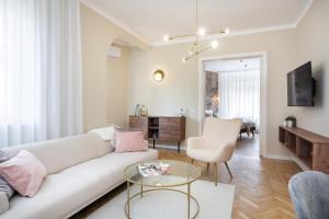 sala de estar con sofá blanco y mesa en Old Town Bucharest, Luxury 2 Bedrooms Apartment, en Bucarest