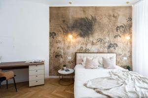 Un pat sau paturi într-o cameră la Old Town Bucharest, Luxury 2 Bedrooms Apartment