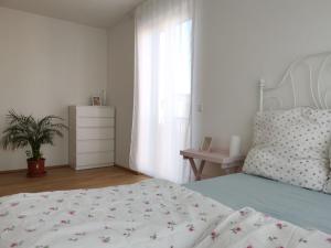 Säng eller sängar i ett rum på Gemütliches Privatzimmer in geräumiger Gemeinschaftswohnung