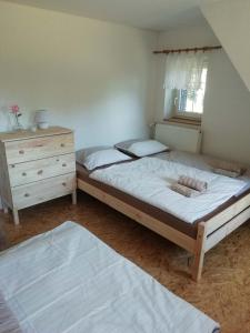 Een bed of bedden in een kamer bij chalupa Lukatera