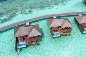 een luchtzicht op een resort op het water bij Lily Beach Resort and Spa - All Inclusive in Dhangethi