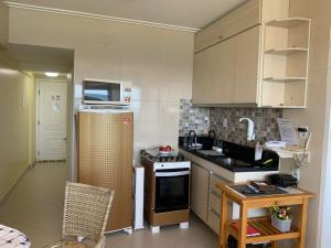 Køkken eller tekøkken på Apartamento na Barra farol da barra salvador bahia vista ao mar