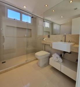a bathroom with a toilet and a sink and a shower at Cobertura COM PISCINA in Rio de Janeiro