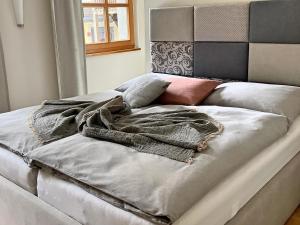 ein Bett mit einer Decke darüber in der Unterkunft Guffertblick in Achenkirch