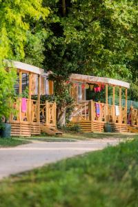 Camping RCN Le Moulin de la Pique外面的花园
