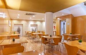 una sala da pranzo con tavoli e sedie di Hotel Macià Plaza a Granada