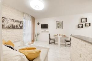 salon z kanapą i stołem w obiekcie Le cosy DisneyLand Paris w mieście Montévrain +18 zdjęć