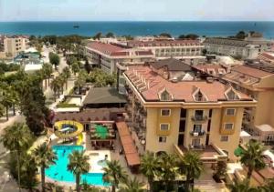 uma vista aérea de um resort com uma piscina em STELLA HOTEL&Spa ALL INCLUSIVE em Antalya