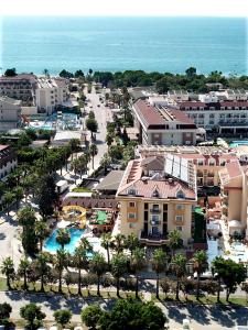 einen Luftblick auf ein Resort mit einem Pool in der Unterkunft STELLA HOTEL&Spa ALL INCLUSIVE in Antalya