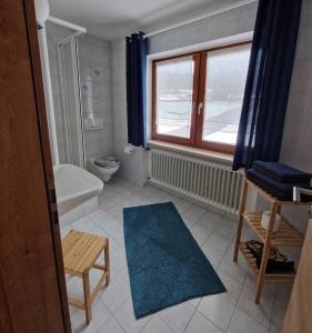 La salle de bains est pourvue d'une baignoire, de toilettes et d'une fenêtre. dans l'établissement Gästehaus Kuchler, à Lam
