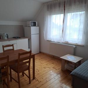 Zimmer mit einem Tisch und einer Küche mit einem Tisch und Stühlen in der Unterkunft sara1 in Slavonski Brod